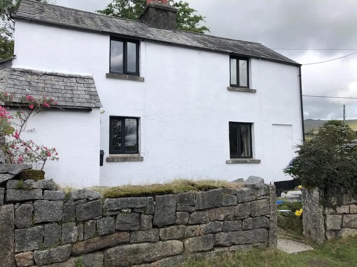Render repair and repaint of a cottage in Exeter